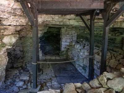 All'interno della grotta si trovava anche un ossario. Fu realizzato per dare degna sepoltura a resti che i religiosi trovarono nel sito, probabilmente di contadini locali